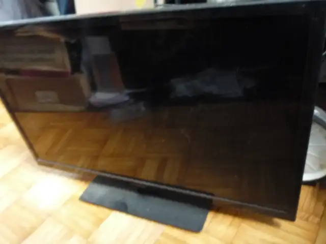 Insignia 32-inch LED TV & much more nice items selling   b166-70 in TVs in City of Toronto - Image 2
