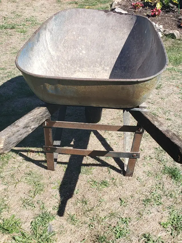 Wheel barrel in Hand Tools in Kawartha Lakes - Image 3