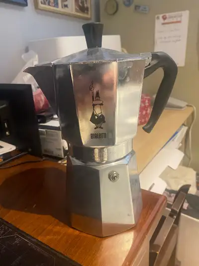 Brew rich, authentic espresso with this Bialetti Moka Express stovetop coffee maker, designed to del...