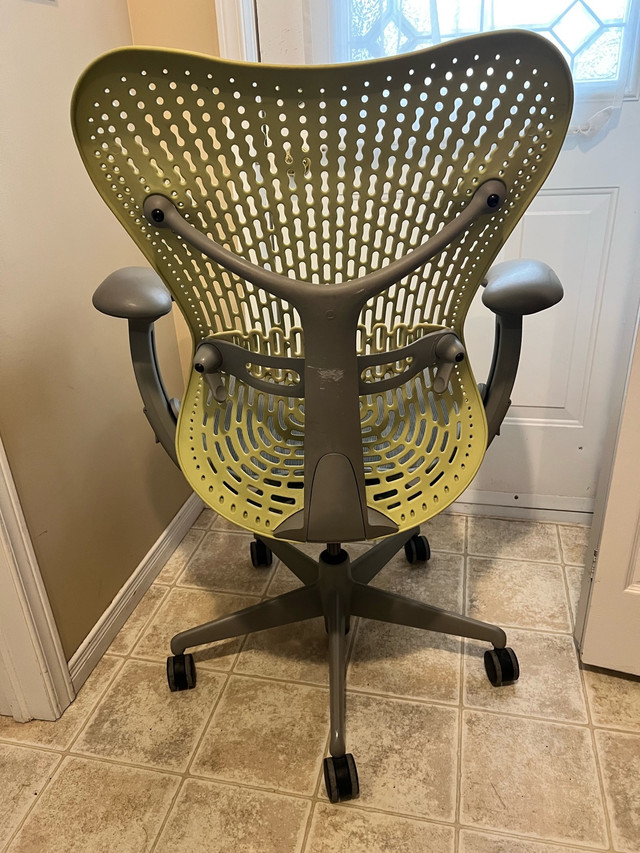 Herman Miller Mirra Ergonomic Office Chair in Chairs & Recliners in Kitchener / Waterloo - Image 3
