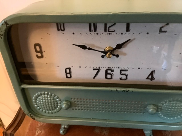 Ganz Desk Top Faux Radio Clock in Arts & Collectibles in Belleville - Image 2