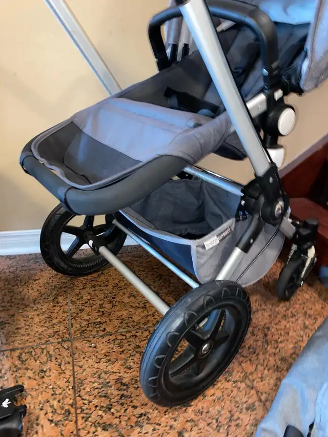 Bugaboo Cameleon 3 stroller with bassinet .  Car seat in Strollers, Carriers & Car Seats in Markham / York Region - Image 5