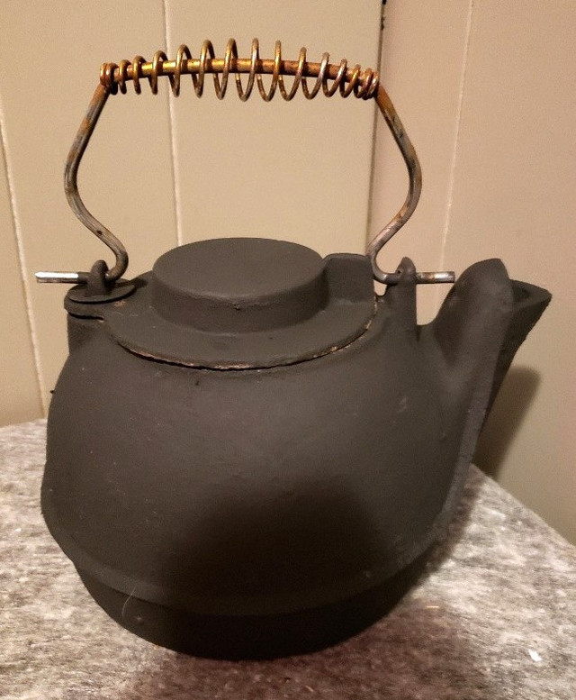 Vintage Cast Iron Kettle in Arts & Collectibles in Cornwall