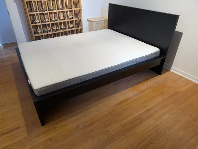 Base de lit Queen et matelas  IKEA in Beds & Mattresses in Longueuil / South Shore - Image 3