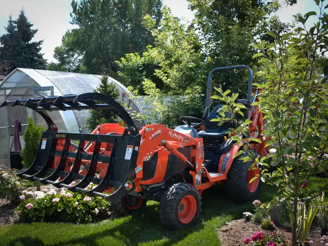 KUBOTA B2601 Tractor Package – Backhoe, Loader, Grapple – 67 Hrs in Farming Equipment in Lethbridge - Image 3