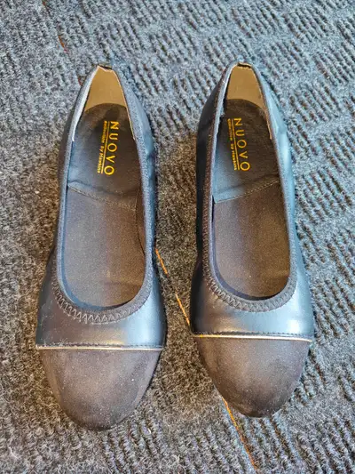 NOTE: The size is XL; however, they fit similar to a size women 7.5 I am selling a Women Nuovo Colle...