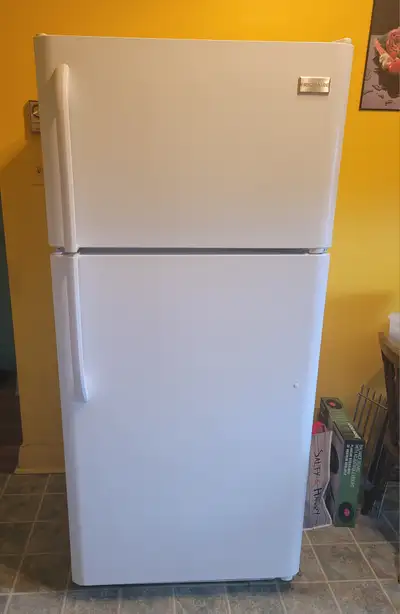 Rabais...Réfrigérateur de marque frigidaire, View more