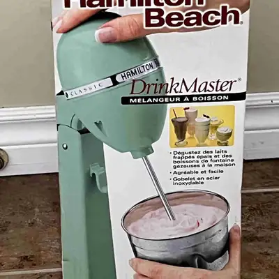 Whip up tasty treats with this Hamilton Beach Drink Master, a classic malt machine perfect for makin...