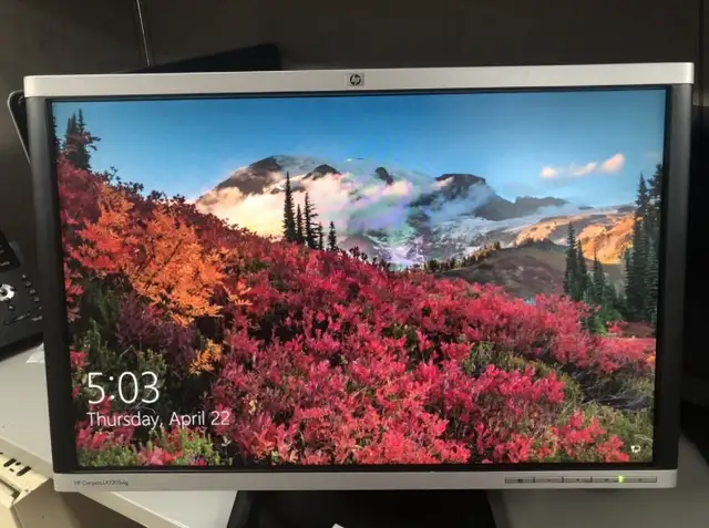HP Compaq LA2205wg 22-inch Widescreen Professional LCD monitor in Monitors in Regina - Image 3