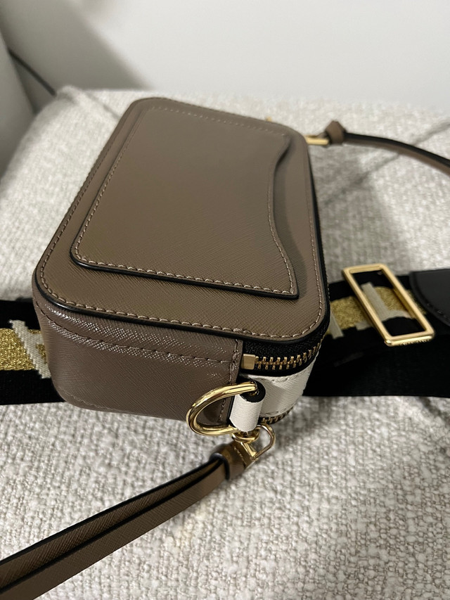 Authentic marc jacobs camera bag in Women's - Bags & Wallets in Edmonton - Image 2