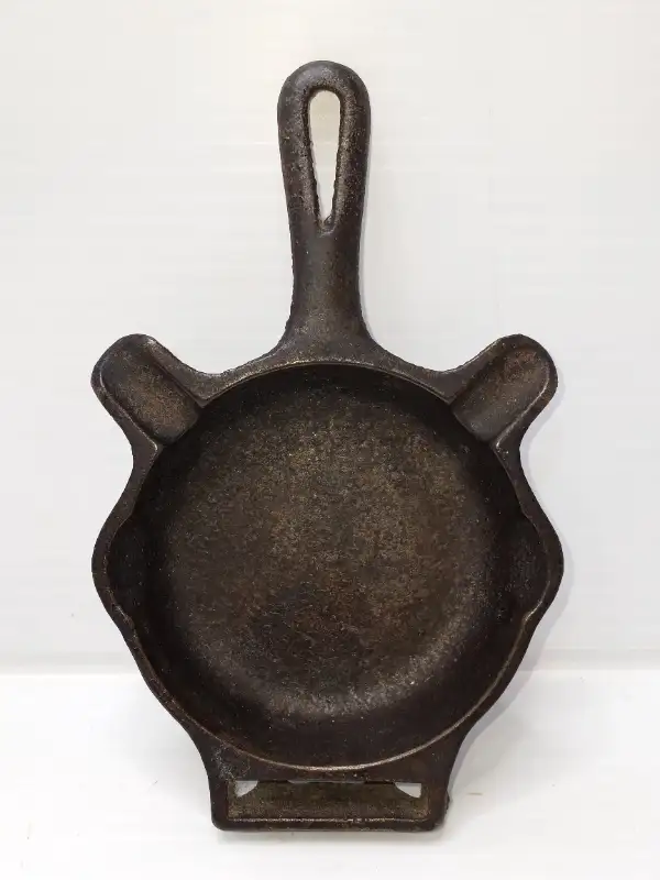 Vintage Griswold Miniature Cast Iron Ashtray Frying Pan in Arts & Collectibles in Kitchener / Waterloo - Image 2