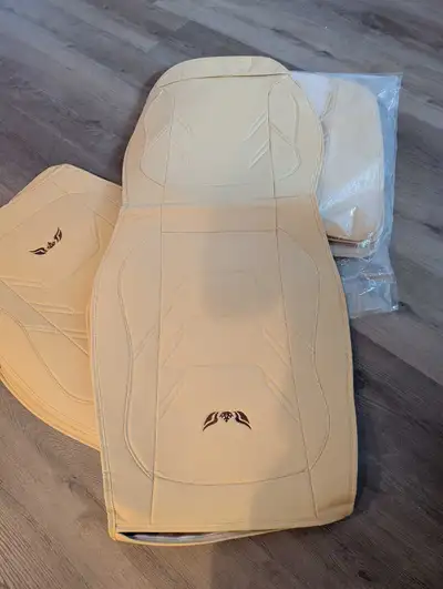 Housse auto neuve.. bon pour un VAN standard.. Raison de ventes non compatible pour un Jaguar fpace....