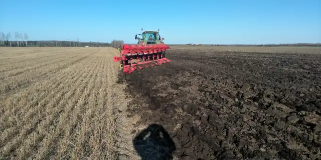 8 Furrow Reversible Plough Poettinger Servo 6.5 PlusNova in Farming Equipment in Fort St. John - Image 3
