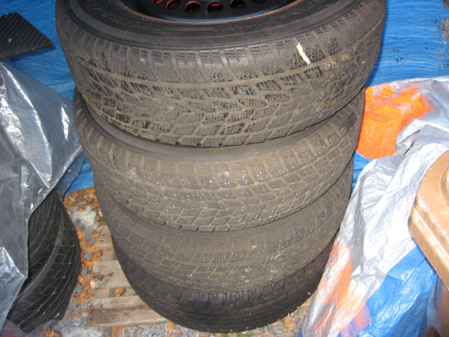 4 pneus d'hiver avec 4 rims 215/70/R15 98Q a vendre in Tires & Rims in Gatineau - Image 2
