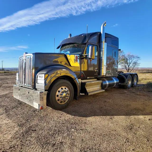 2023 Kenworth W990 — Crude/Side/End Dump/Bottles in Heavy Trucks in Saskatoon - Image 3