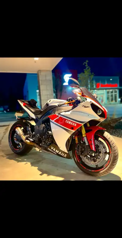 Testing waters/looking to trade 2012 yzf r1 50th anniversary edition AS IS NO safety! Roughly 15xxx...