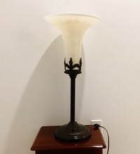 Lampe de table ancienne, métal, abat-jour en verre, 25"H .