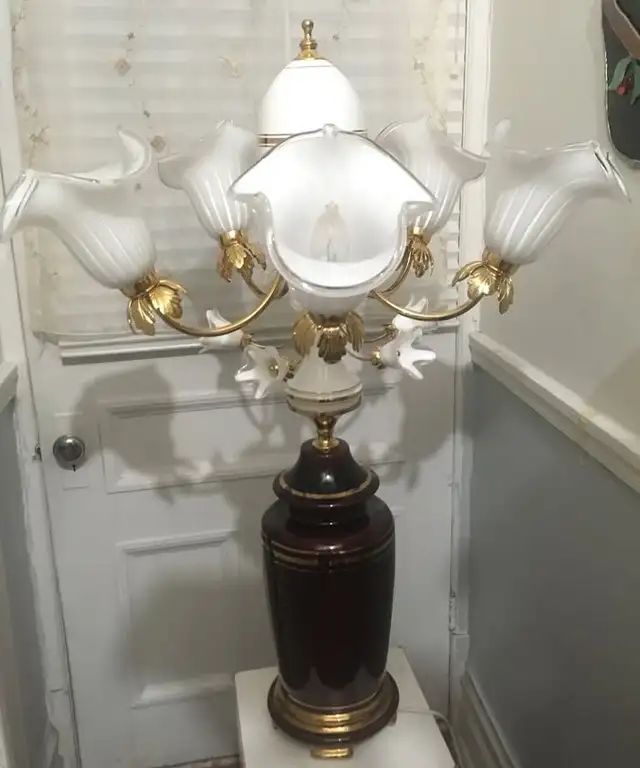 Mid Century White Italian Murano Glass Tulip Table Lamp - $280 in Indoor Lighting & Fans in City of Montréal - Image 5