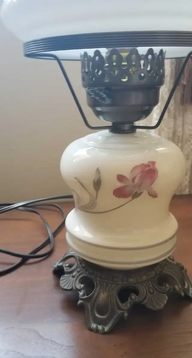 Vintage Porcelain Hurricane Lamp in Indoor Lighting & Fans in City of Montréal - Image 4