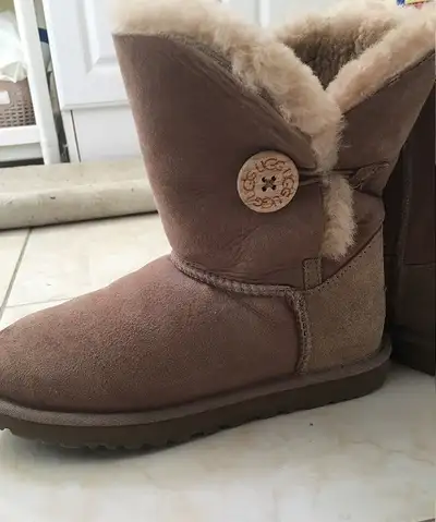 Authentic - Women or girl Ugg boots - New mint Condition, View more