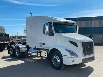 2020 volvo VNR640 MidRoof with single Bunk. Kilometers-approx 1280000. well maintained Ready to go ....