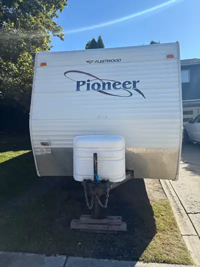 28 Ft 2005 Fleetwood pioneer travel trailer. 1/2 ton towable. Sleeps 7-8 people. Seperate bedroom gi...