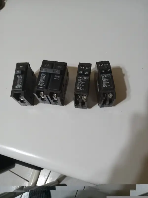 4 breaker cutler hammer de 15amp et 20 amp in Other in Thetford Mines - Image 3