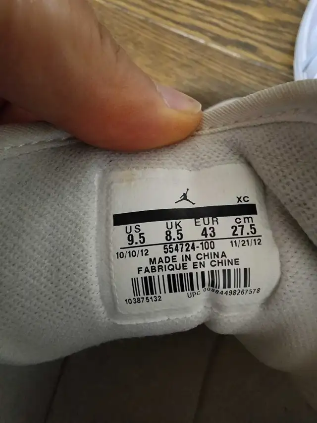 Air Jordan 1 Mid in Men's Shoes in Oakville / Halton Region - Image 6