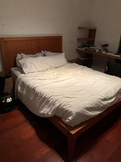 Lit queen avec matelas comme neuf