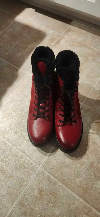 Bottes d'hiver Rieker neuve gr 42 fait comme un 10 (120$), View more