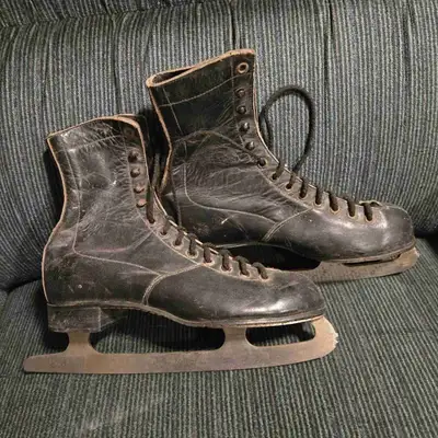 Vintage Size 4½ Bauer Black Ladies skates, View more