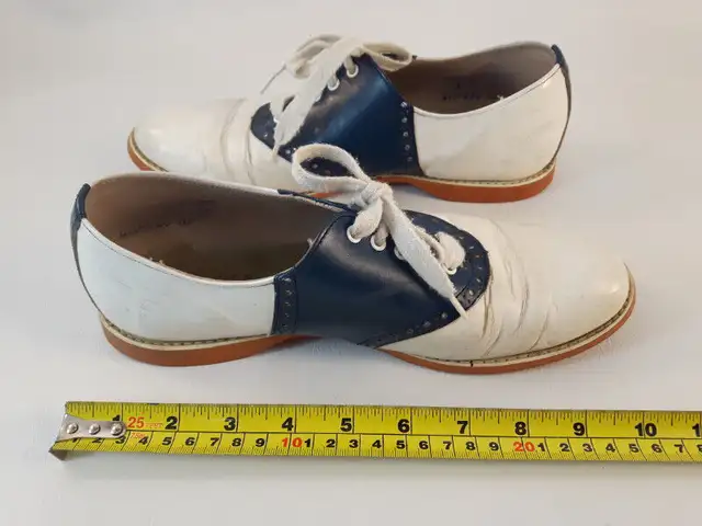 Vintage 1950s Two Tone Leather Oxford Saddle Women's Shoes in Arts & Collectibles in Kitchener / Waterloo - Image 2