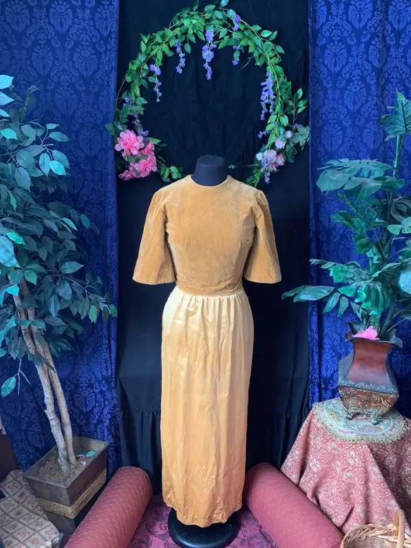 Vintage 1960s Handmade Golden Velvet Cinderella Formal Gown in Women's - Dresses & Skirts in Edmonton - Image 2