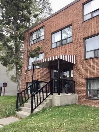 A large, 3rd floor, approximately 1,000 square foot, 2-bedroom apartment in the fast-gentrifying Kee...