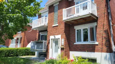 Appartement 3 1/2 au 2e étage d’un triplex disponible bientôt. Lumineux et spacieux, situé dans un q...