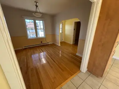 Beau 5 1/2 lumineux et bien entretenu au 2e étage d’un triplex. Très propre, non chauffé, non éclair...