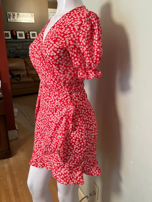 Large Lucky Leaves Wrap Dress in Women's - Dresses & Skirts in Kitchener / Waterloo - Image 3