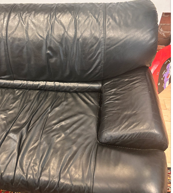 Black leather sofa dans Sofas et futons  à Ville de Montréal - Image 4