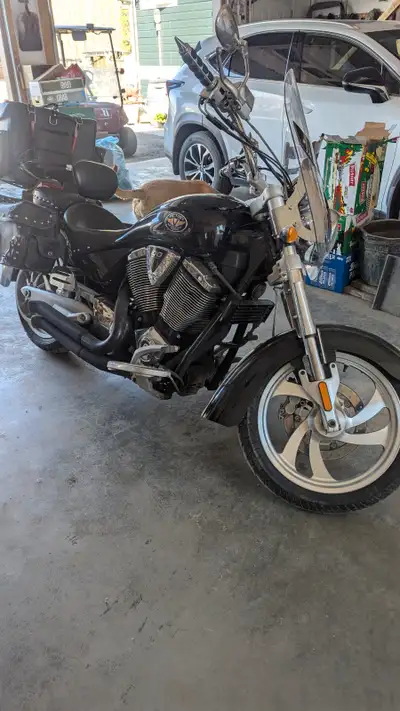 Victory Kingpin, always stored ii heated garage, well Maintained no issues, windshield, wind deflect...