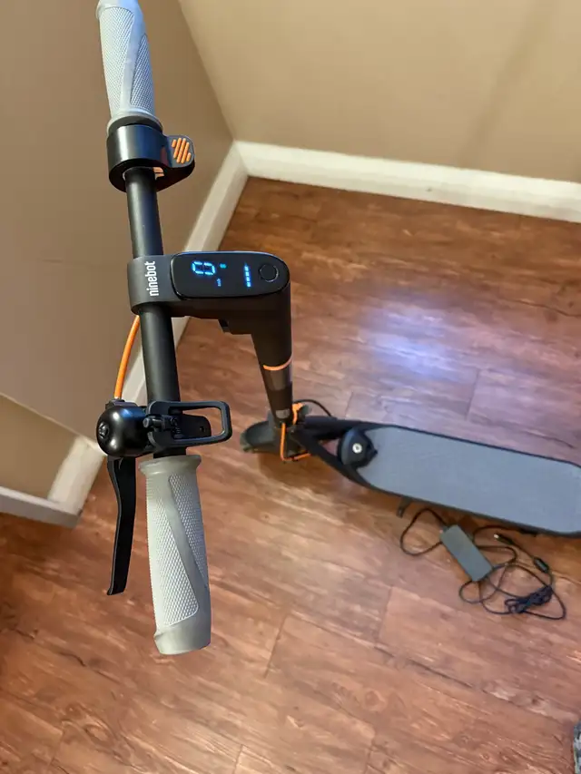 Ninebot Kickscooter F40 Only 29KM in Scooters & Pocket Bikes in City of Toronto - Image 4