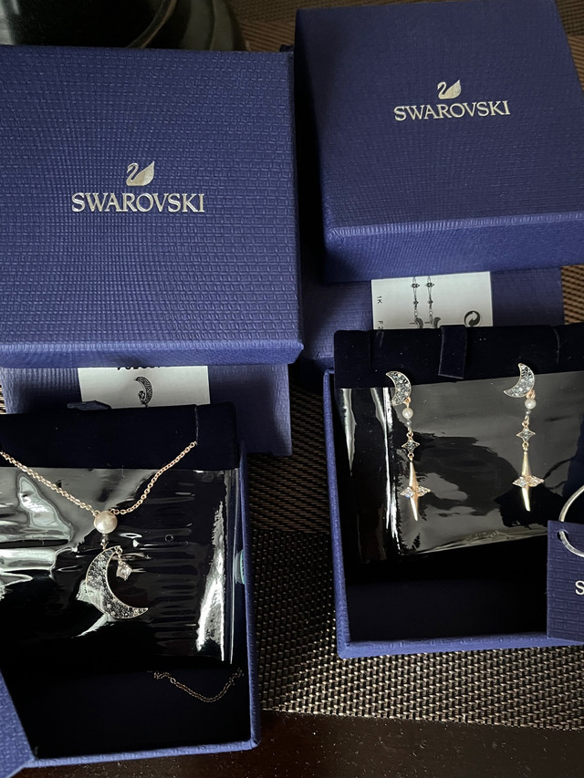 New Swarovski elegant jewelry set in box *great gift* dans Bijoux et montres  à Ville de Montréal