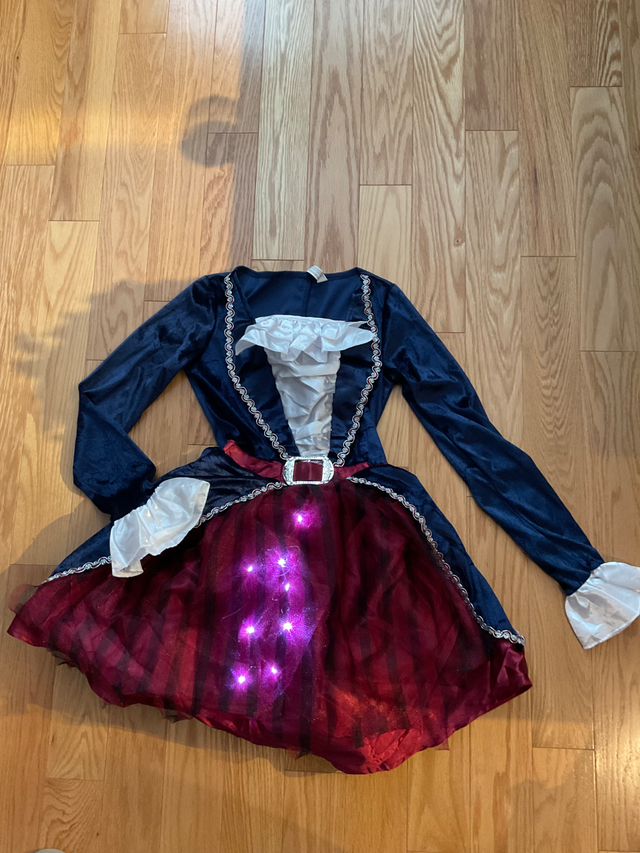 Girls Pirate Dress - lights up - size 12-14 (but fits small) in Costumes in Ottawa - Image 3