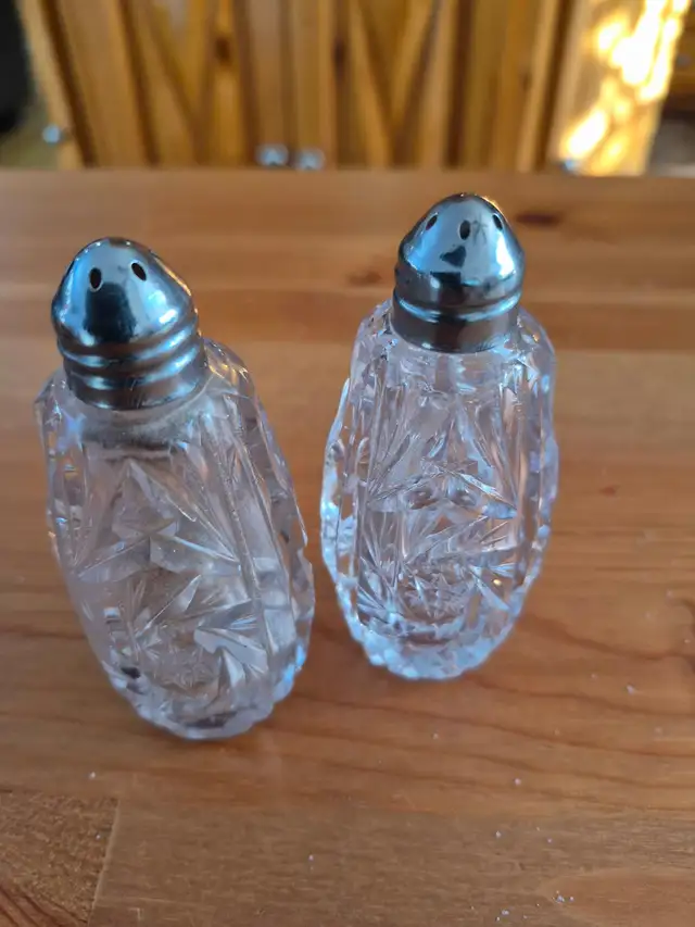 Crystal pinwheel salt and pepper shakers set in Kitchen & Dining Wares in City of Montréal - Image 2
