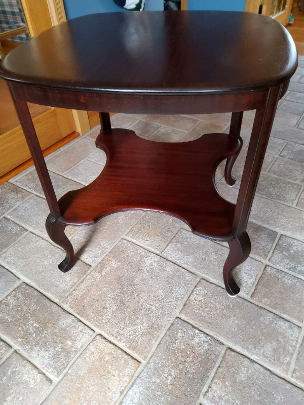 Table d'appoint en bois d'acajou,  24"×24"×24", en bon état dans Autres tables  à Sherbrooke