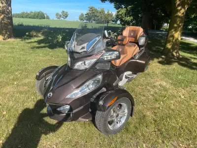 2012 Spyder RT Limited, good condition, includes trailer hitch and trailer. Original luggage set, ga...