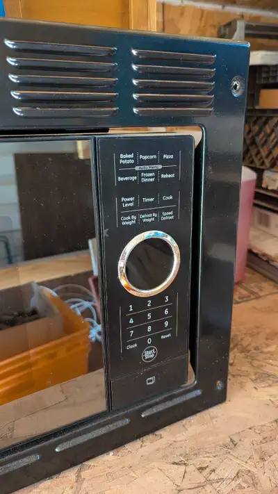 It's a Greystone RV microwave! Mint condition, only used a couple of times. Body size: 49 cm x 35 cm...