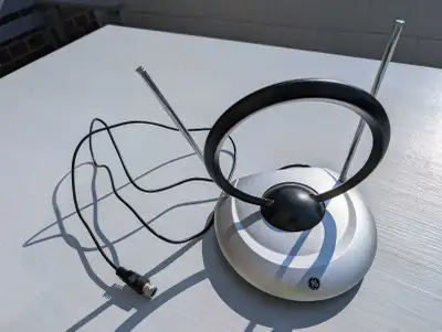 Elevate your over-the-air TV viewing with this GE antenna, designed to capture crystal-clear signals...