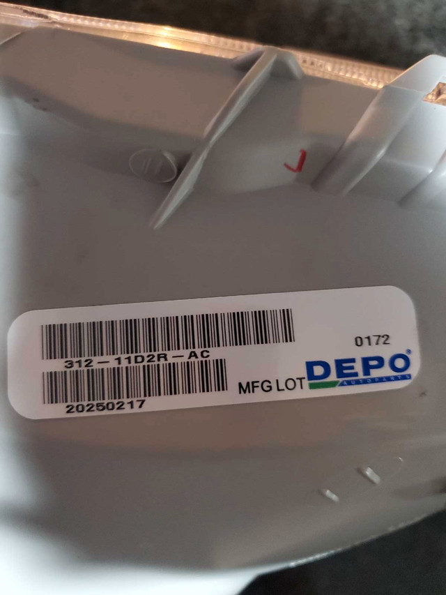 OEM headlight Tacoma 2012 in Auto Body Parts in Cambridge - Image 3
