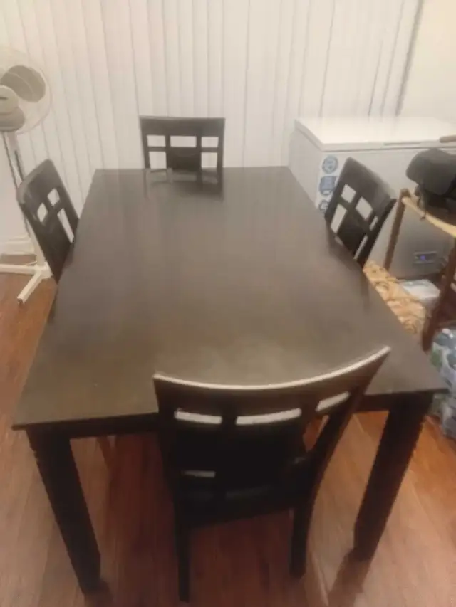Dark Wood Dining Table with 4 Chairs in Dining Tables & Sets in Mississauga / Peel Region - Image 3