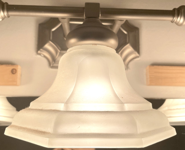 Vanity Light fixture 3 bulb brushed nickel in Indoor Lighting & Fans in Mississauga / Peel Region - Image 2